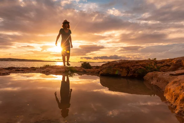 Zonsondergang Ibiza Vakantie Een Jonge Vrouw Die Aan Zee Loopt — Stockfoto
