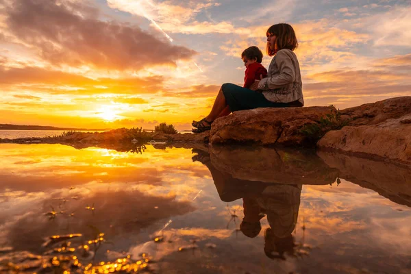 Puesta Sol Ibiza Vacaciones Una Madre Con Hijo Sentado Junto —  Fotos de Stock