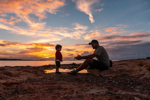 Zonsondergang Ibiza Vakantie Jonge Vader Met Zijn Zoon Plezier Aan — Stockfoto