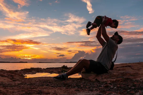 Solnedgång Ibiza Semester Ung Far Lyfter Sin Son Vid Havet — Stockfoto