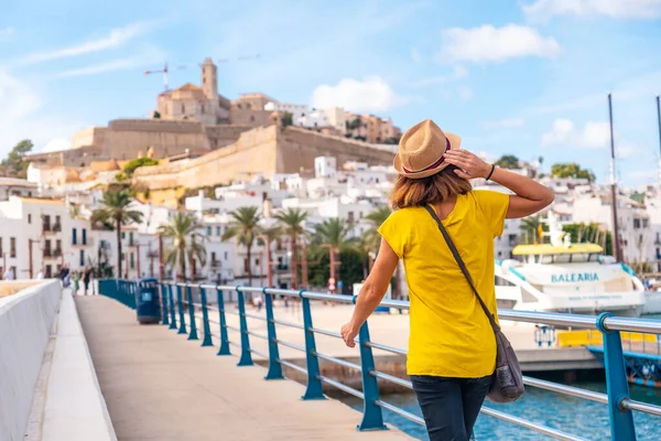 Uma Jovem Férias Cidade Ibiza Lado Farol Ilhas Baleares — Fotografia de Stock