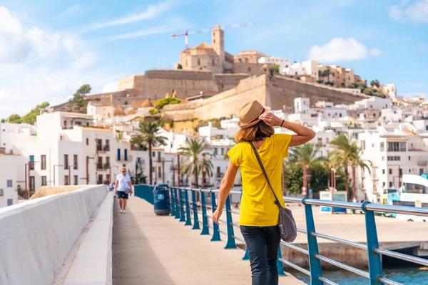 Uma Jovem Férias Cidade Ibiza Lado Farol Ilhas Baleares — Fotografia de Stock