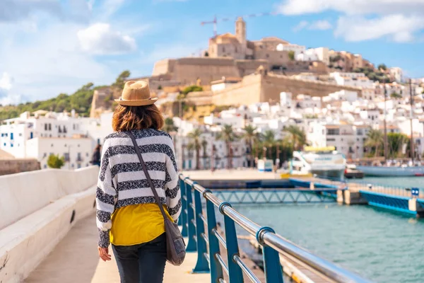 Ung Kvinna Besöker Kuststaden Ibiza Vintersemester Från Faro Balearerna — Stockfoto