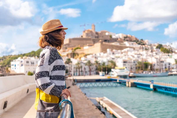 Jovem Mulher Visitando Cidade Costeira Ibiza Férias Faro Ilhas Baleares — Fotografia de Stock