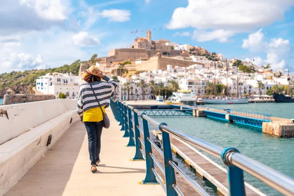 Une Jeune Femme Visitant Ville Côtière Ibiza Vacances Hiver Depuis — Photo
