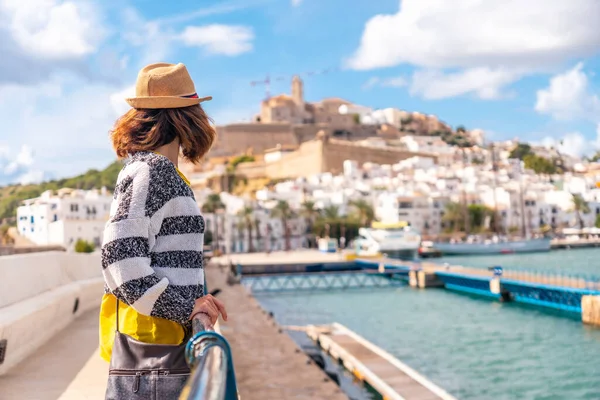 Jovem Mulher Visitando Cidade Costeira Ibiza Férias Faro Ilhas Baleares — Fotografia de Stock