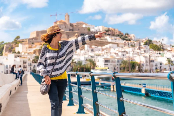 Mladá Žena Kloboukem Návštěvě Pobřežního Města Ibiza Dovolené Faro Baleárské — Stock fotografie
