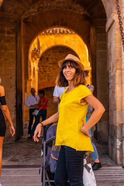Egy Fiatal Part Menti Ibiza Városfal Bejáratánál Baleár Szigetek Eivissa — Stock Fotó