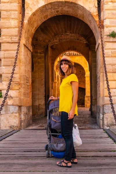 Een Jonge Vrouw Aan Ingang Van Kustlijn Ibiza Stadsmuur Balearen — Stockfoto