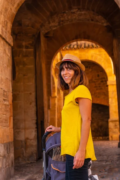 Μια Νεαρή Γυναίκα Διακοπές Στην Είσοδο Του Παραλιακού Τείχους Της — Φωτογραφία Αρχείου