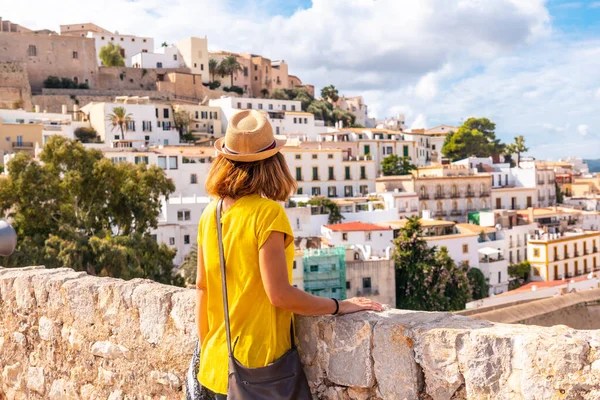 Een Jonge Vrouw Vakantie Met Uitzicht Kathedraal Van Santa Maria — Stockfoto