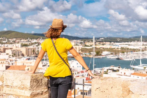 Een Jonge Vrouw Die Haven Van Ibiza Stad Bekijkt Vanaf — Stockfoto