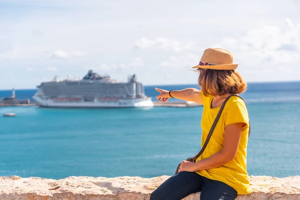 Młoda Kobieta Wskazująca Statek Wycieczkowy Który Przybył Wyspę Ibiza Muru — Zdjęcie stockowe