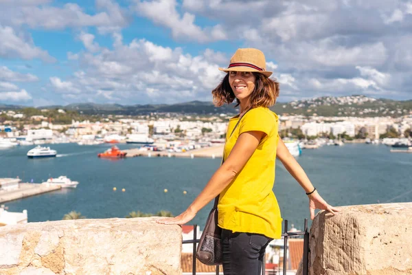 Młoda Kobieta Uśmiechnięta Porcie Miasta Ibiza Murów Zamku Eivissa Baleary — Zdjęcie stockowe