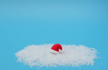 Mavi arka planda beyaz kar üzerinde Noel şapkası. Tebrik kartı ya da davetiye. Tatil minimalizmi kavramı