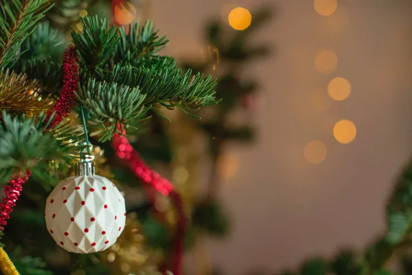 Natal e Ano Novo fundo. Árvore de Natal close-up com decorações em fundo abstrato com espaço de cópia. Cartão de saudação ou convite. Conceito de férias — Fotografia de Stock