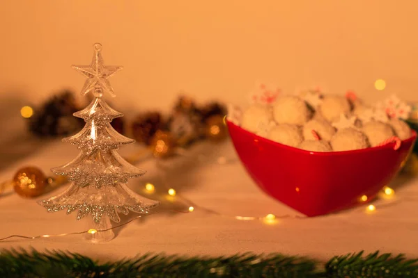 Decorações de capa de mesas de Natal com pequena árvore de Natal, guirlanda e luzes. Natal acolhedor ou atmosfera feriados de Ano Novo — Fotografia de Stock