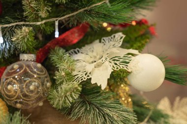 Noel ve Yeni Yıl, geçmişe odaklanamadılar. Kapalı Xmas ağacı ve bulanık arka plana karşı renkli dekorasyonlar. Seçici odaklanma. Tebrik kartı ya da davetiye. Tatil kavramı