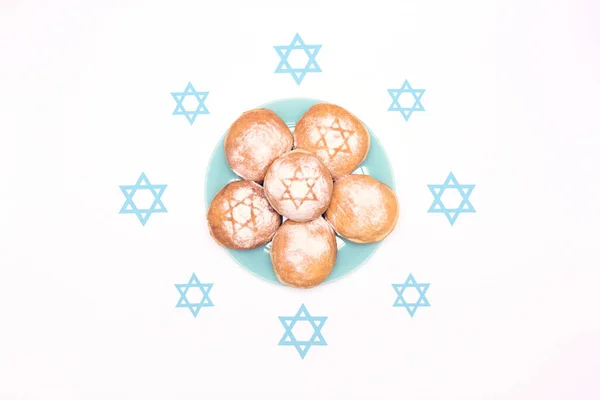 Hanukkah escena de vacaciones con tradicionales donas de Hanukkah sufganiyot y azul David estrellas sobre fondo blanco. Estilo laico plano con espacio de copia —  Fotos de Stock