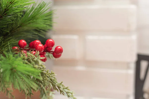 Árvore de Natal fechar contra fundo de lareira borrada. Xmas ou cena de inverno com foco seletivo — Fotografia de Stock