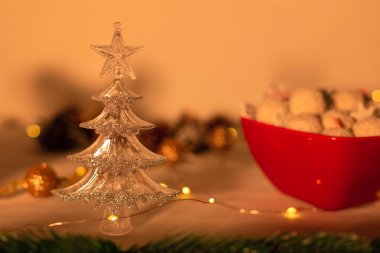 Noel masaları küçük Noel ağacı, çelenk ve ışıklarla süslenir. Konforlu Noel ya da Yeni Yıl tatili atmosferi