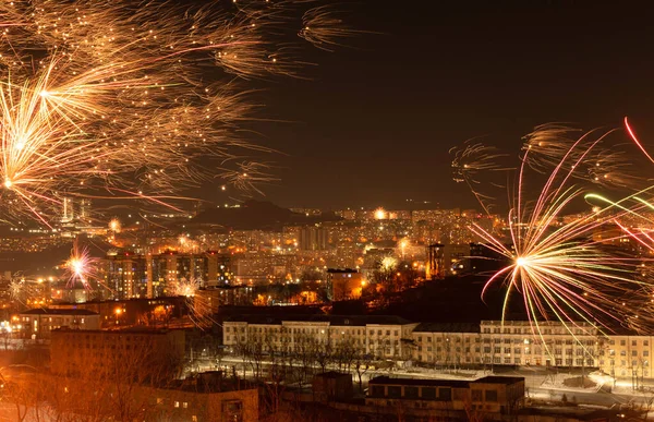 Yeni yıl kutlamaları sırasında gece şehirde havai fişekler. Yumuşak odak arkaplanı — Stok fotoğraf