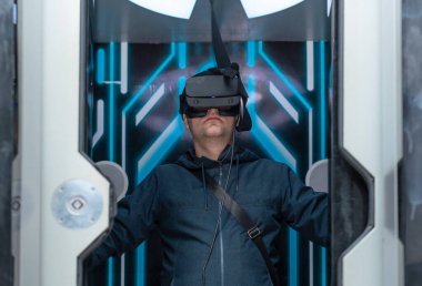 Sanal veya artırılmış gerçeklik gözlüğü kullanan bir adam. Modern yaşam tarzı ve gelişmekte olan teknolojiler kavramı