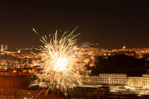 Tűzijáték a városban az újévi ünnepség idején. Puha fókusz háttér — Stock Fotó