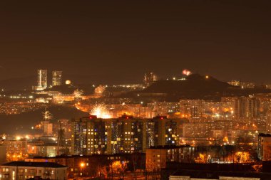 Yeni yıl kutlamaları sırasında gece şehirde havai fişekler. Yumuşak odak arkaplanı