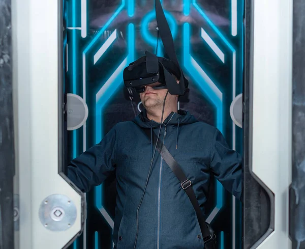 Homem usando óculos de realidade virtual ou aumentada. Conceito de estilo de vida moderno e tecnologias emergentes Imagem De Stock