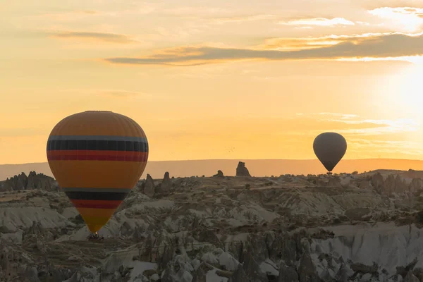 Balony z gorącym powietrzem wznoszące się w niebo podczas wschodu słońca. Koncepcja podróży — Zdjęcie stockowe