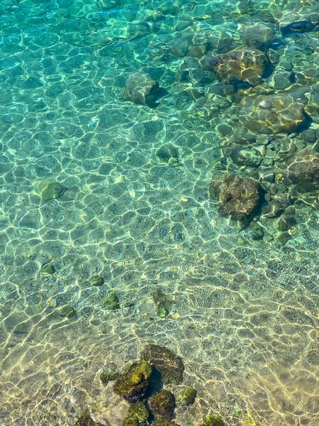蓝绿色海水的自然背景及其软选择性反射。夏季或旅行概念 — 图库照片