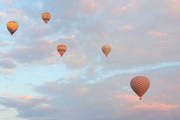 Des montgolfières dans le ciel au lever du soleil. Voyage, les rêves deviennent réalité concept — Photo