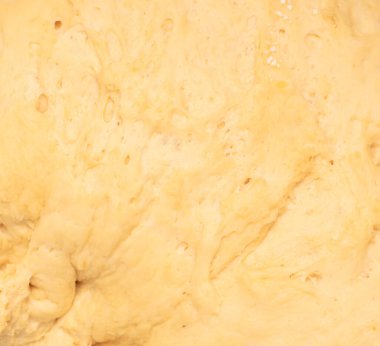 Taze çiğ hamur, ev yemeği, evde kalmak, pişirme konsepti. Seçici odaklı üst görünüm