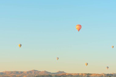 Güneş doğarken gökyüzünde sıcak hava balonları. Seyahat, hayaller gerçek olur.