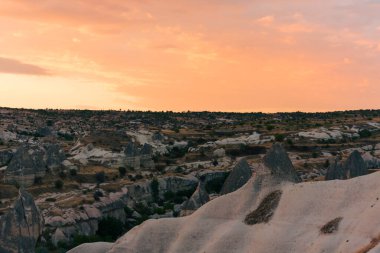 Kapadokya, Türkiye 'de şaşırtıcı turuncu gün doğumu yumuşak seçici odaklı. Doğanın güzelliği konsepti