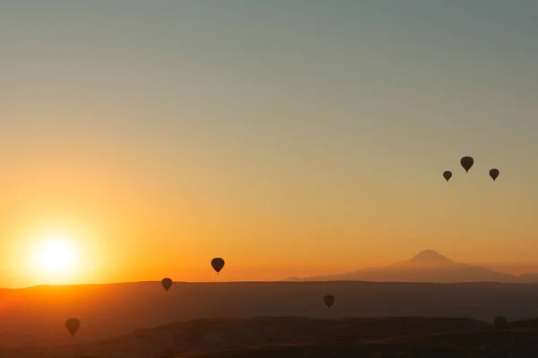 Des montgolfières dans le ciel au lever du soleil. Voyage, les rêves deviennent réalité concept — Photo