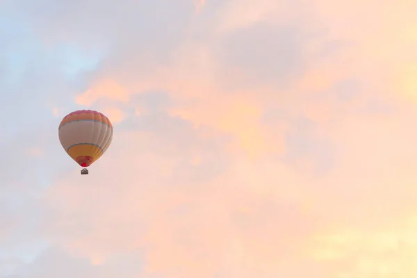 Balon z gorącym powietrzem na niebie podczas wschodu słońca. Podróże, marzenia się spełniają. — Zdjęcie stockowe