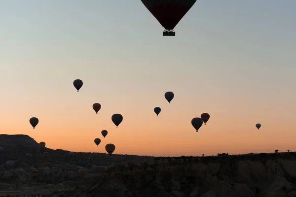 Balony na ogrzane powietrze na niebie podczas wschodu słońca. Podróże, marzenia się spełniają. — Zdjęcie stockowe