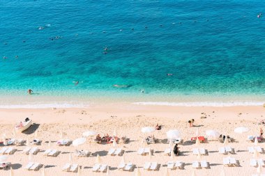 Kaputas Sahili, Türkiye, Eylül 2021. Mavi deniz suyu ve sarı kumlu plajlı güzel körfezli bir yaz sahnesi. Tatil ya da tatil konsepti. Seçici odaklı doğa arkaplanı