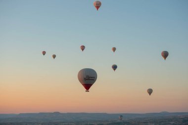 Güneş doğarken gökyüzünde sıcak hava balonu. Seyahat, hayaller gerçek olur.