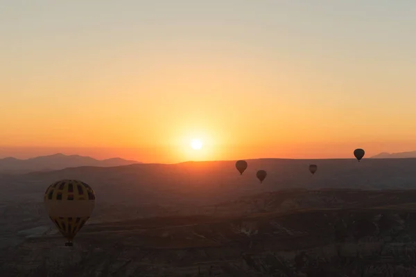 Des montgolfières dans le ciel au lever du soleil. Voyage, les rêves deviennent réalité concept — Photo