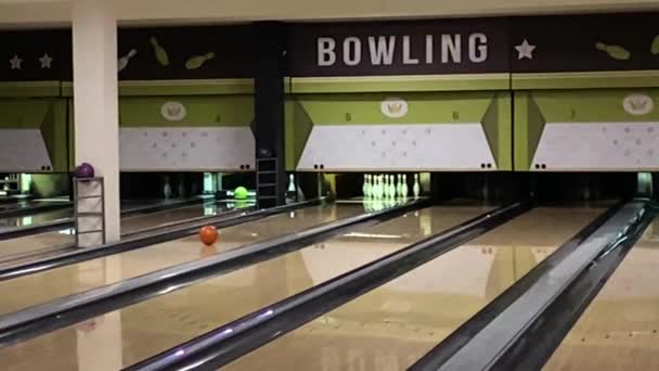 Bowlingbal kloppende spelden op de bowlingbaan. Bowling staking in slow motion. Concept van succes en overwinning. — Stockvideo