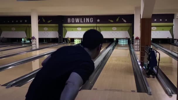 Mannen i klubben för bowling kastar boll. Bowling i slow motion. Begreppet framgång och vinna. — Stockvideo