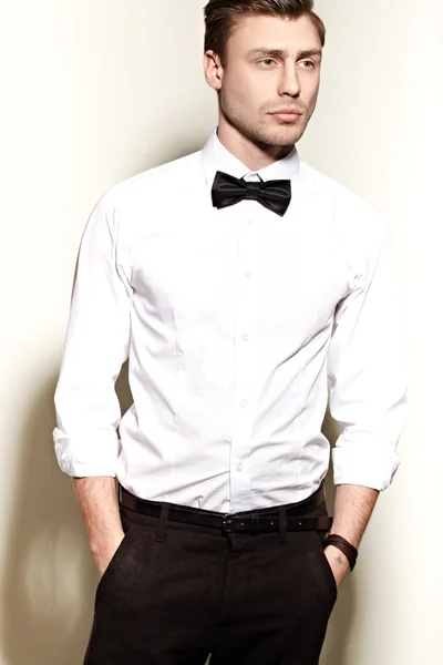 Adam beyaz gömlek ve kravat — Stok fotoğraf