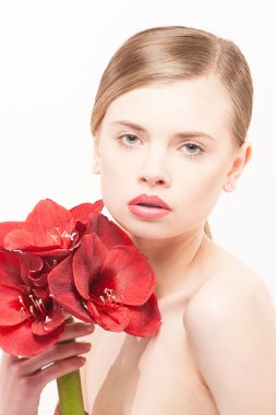 temiz yüzü ile güzel bir genç kadın portresi. yüksek anahtar vuruş