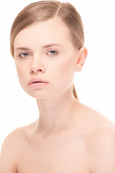 Portrett av en vakker ung kvinne med rent ansikt. Høyt nøkkelskudd – stockfoto