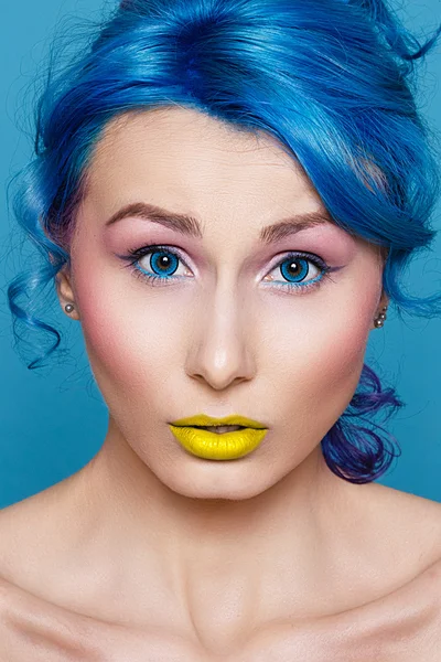 Portret van een jonge vrouw met elektrische blauwe haar en ogen. — Stockfoto
