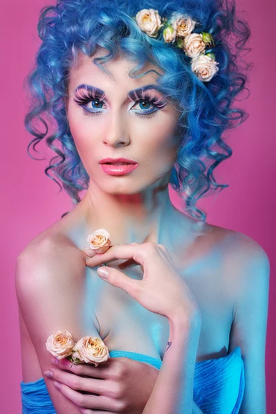 Porträt eines schönen Mädchens mit blauen Haaren — Stockfoto