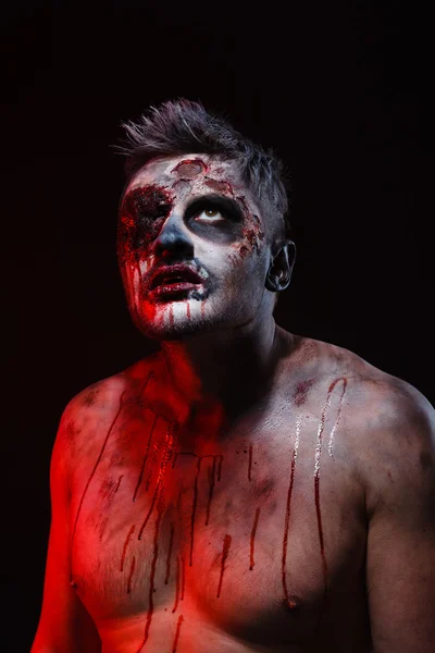 Le zombie effrayant est allongé dans le studio et s'étire — Photo